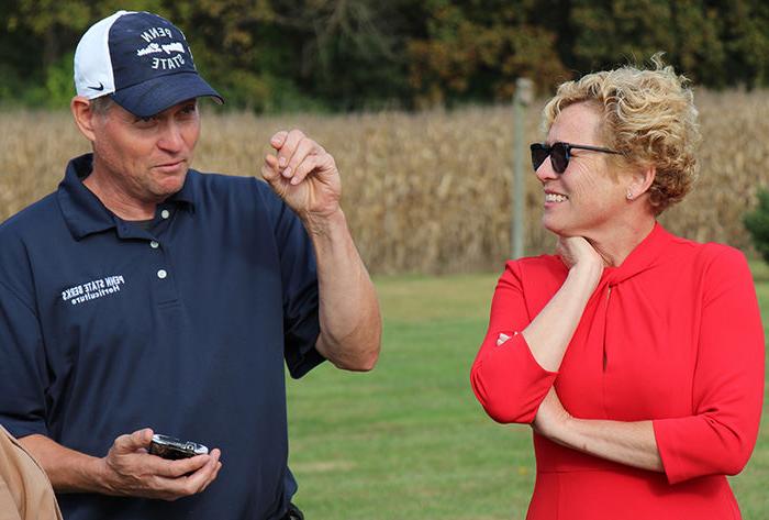 John Rost describes the lanternfly to Congresswoman Houlahan.