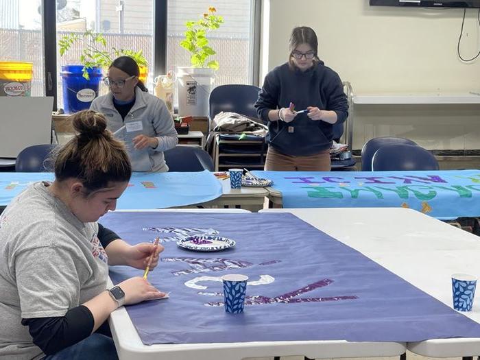 Berks students and staff prepare decorations 