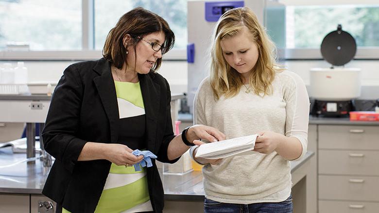 Tami Mysliwiec works with a student researcher