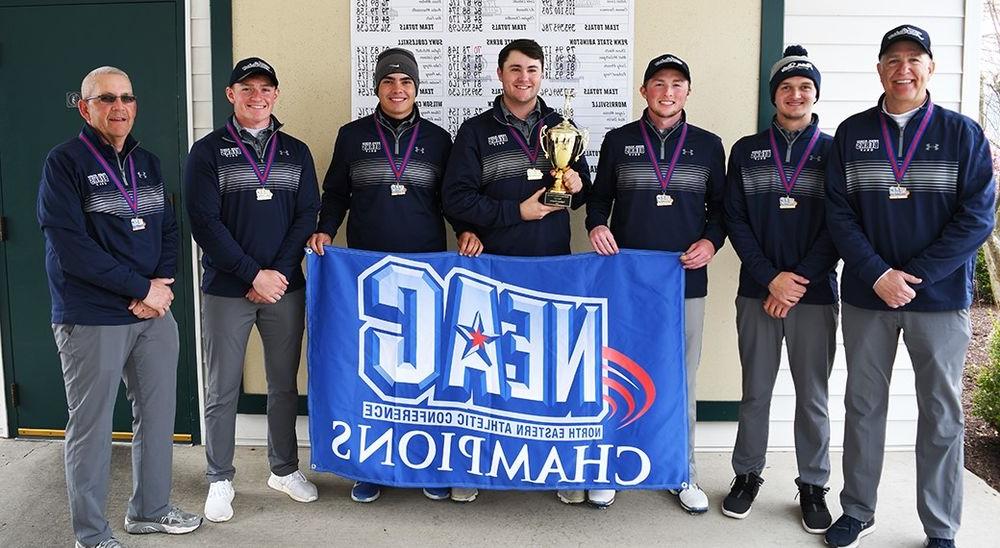 Men's golf team with NEAC Championship banner